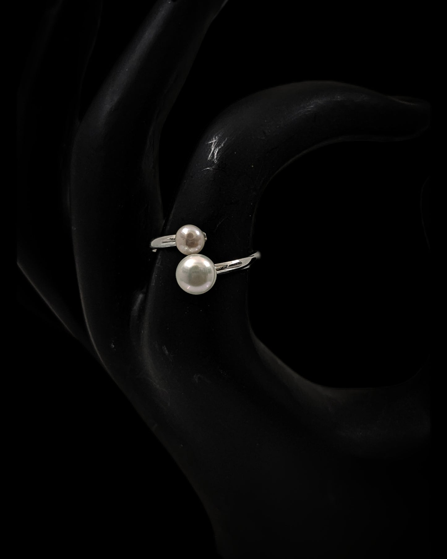 ADJUSTABLE S SILVER PEARL RING.